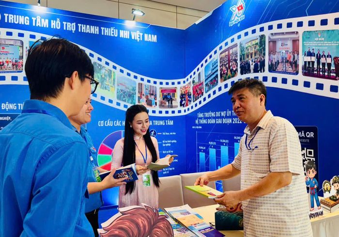 Các đại biểu tham quan Triển lãm "Chuyến tàu tiến vào kỷ nguyên mới". Ảnh: PV