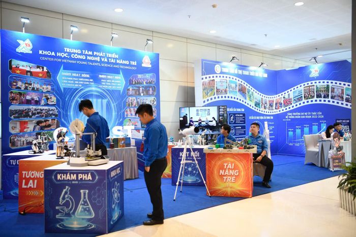 Triển lãm với chủ đề "Chuyến tàu tiến vào kỷ nguyên mới". Ảnh: PV
