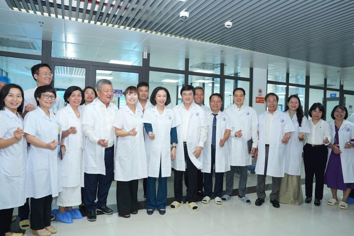 Phó Chủ tịch UBND thành phố Vũ Thu và các đại biểu thăm không gian khám chữa bệnh tại công trình, chụp ảnh cùng đại diện lãnh đạo, cán bộ Bệnh viện Đa khoa Hòe Nhai. Ảnh: Linh Phạm