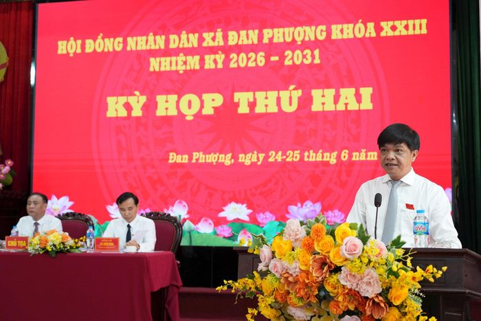 Chủ tịch UBND xã Đan Phượng Nguyễn Viết Đạt báo cáo tại kỳ họp. Ảnh: Nga Nguyễn