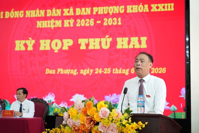 Bí thư Đảng ủy, Chủ tịch HĐND xã Đan Phượng Nguyễn Gia Hiển phát biểu khai mạc kỳ họp. Ảnh: Nga Nguyễn