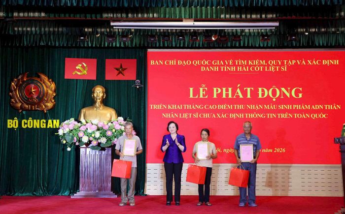 Trao Thông báo kết quả giám định ADN hài cốt liệt sĩ cho đại diện thân nhân các liệt sĩ. Ảnh: Đức Hiến