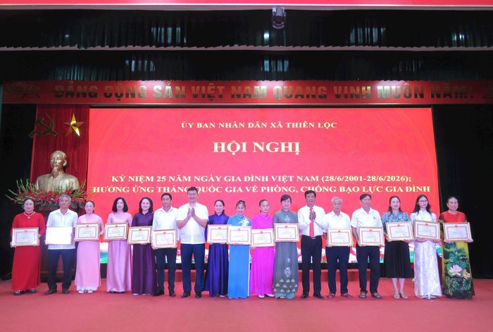 Lãnh đạo xã Thiên Lộc trao khen thưởng các gia đình văn hóa tiêu biểu. Ảnh: Tú Linh