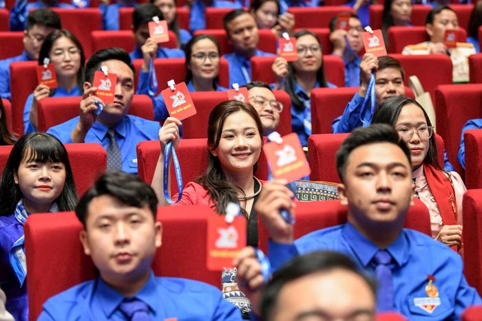 Các đại biểu thông qua chương trình, quy chế Đại hội. Ảnh: Hồ Ý