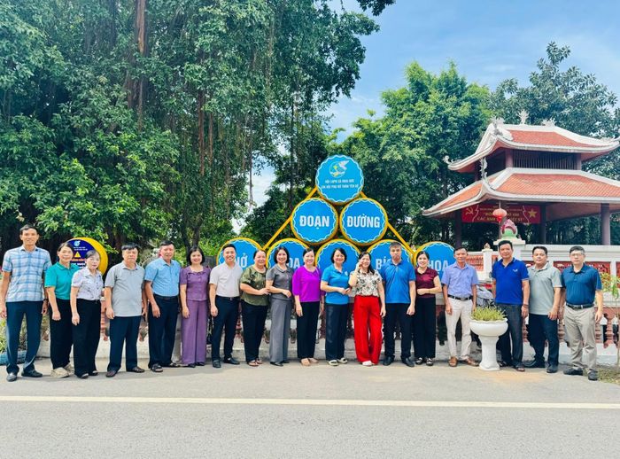 Mô hình tuyến đường hoa nở hoa - bích họa tại thôn Yên Bệ, xã Hoài Đức. Ảnh: HĐ