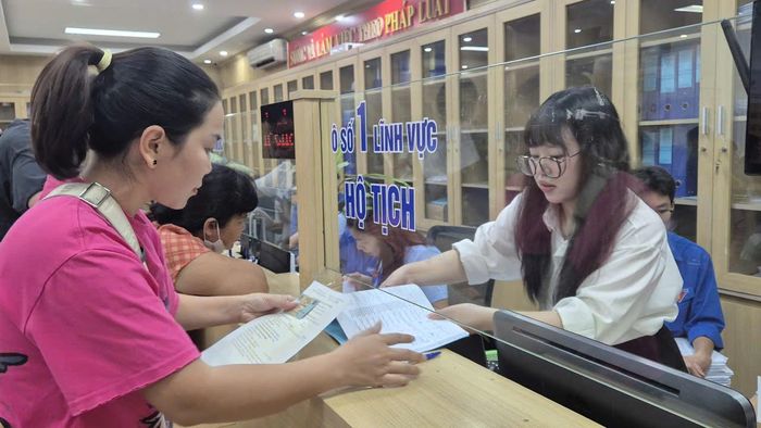 Cán bộ xã có tác phong làm việc chuyên nghiệp, gần dân và sát cơ sở hơn. Ảnh: VH