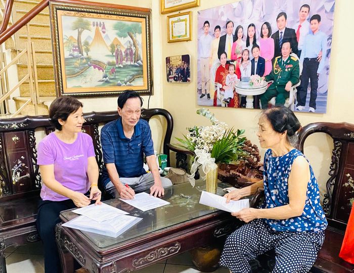Các tổ dân phố trên địa bàn phường Kim Liên đến từng nhà người dân thực hiện việc lấy ý kiến về sắp xếp tổ dân phố. Ảnh: PV