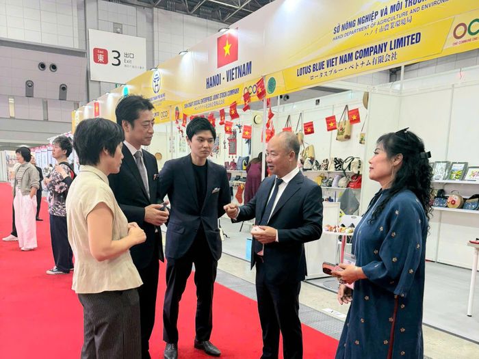 Phó Giám đốc Sở Nông nghiệp và Môi trường Hà Nội Nguyễn Đình Hoa trao đổi với ngài Takahiro Kikuchi Trưởng Ban tổ chức Hội chợ Lifestyle Week Tokyo, Nhật Bản năm 2026. Ảnh: Nguyễn Liên