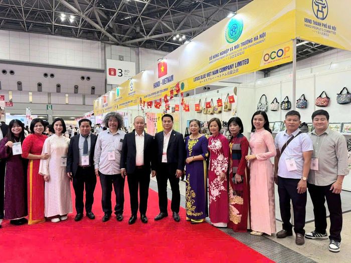 Đoàn công tác của thành phố Hà Nội cùng các đại biểu tại hội chợ. Ảnh: Nguyễn Liên