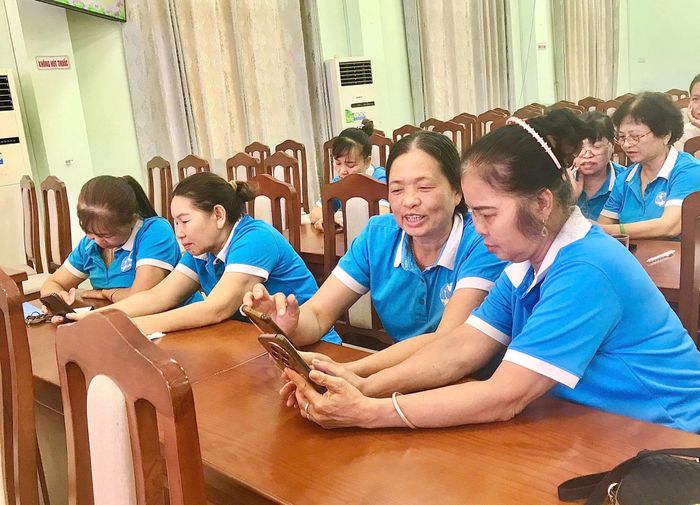 Hội viên phụ nữ xã Ngọc Hồi được hướng dẫn thực hành các kỹ năng phục vụ công việc trên nền tảng số. Ảnh: PV