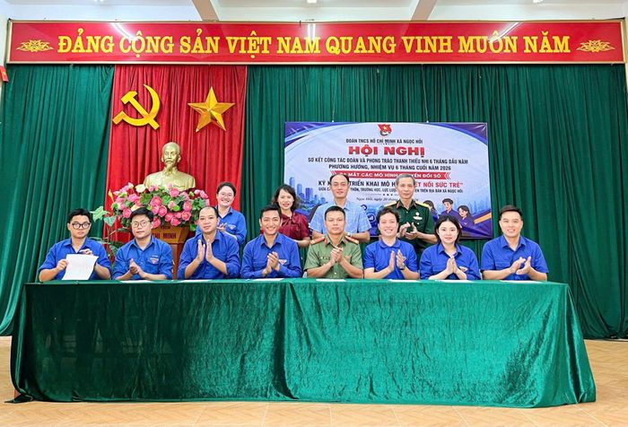 Đoàn Thanh niên xã Ngọc Hồi ký kết triển khai mô hình "Kết nối sức trẻ" trên địa bàn xã. Ảnh: PV