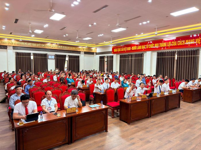 Các đại biểu HĐND xã Phúc Thịnh biểu quyết thông qua các đề án tại kỳ họp. Ảnh: Thanh Hà