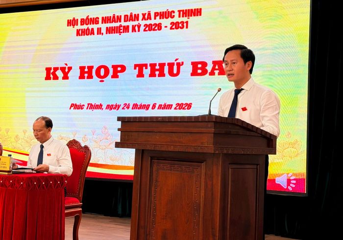 Bí thư Đảng ủy, Chủ tịch HĐND xã Phúc Thịnh Hoàng Hải Đăng phát biểu tại kỳ họp. Ảnh: Thanh Hà