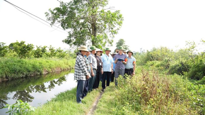 Lực lượng chức năng xã Hoài Đức tiến hành cưỡng chế kiểm đếm đối với các hộ tại Dự án xây dựng Trường THCS Di Trạch. Ảnh: HĐ