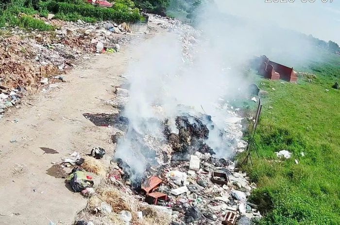 Một điểm đốt rác tự phát tại xã Tây Phương. Ảnh. Người dân cung cấp trên iHanoi