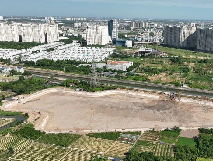 Đơn vị thi công đang san gạt đất, lu lèn đường dạo quanh hồ. Ảnh: Đức Duy