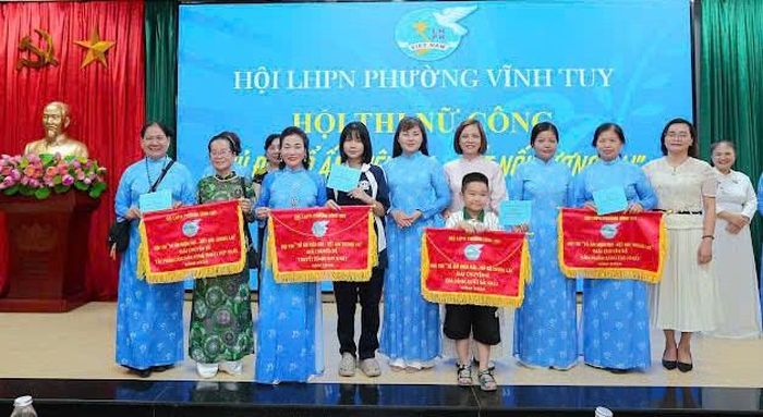 Các đội thi nhận giải thưởng tại Hội thi nữ công chào mừng Ngày Gia đình Việt Nam 28-6 do Hội LHPN phường Vĩnh Tuy tổ chức. Ảnh: PV