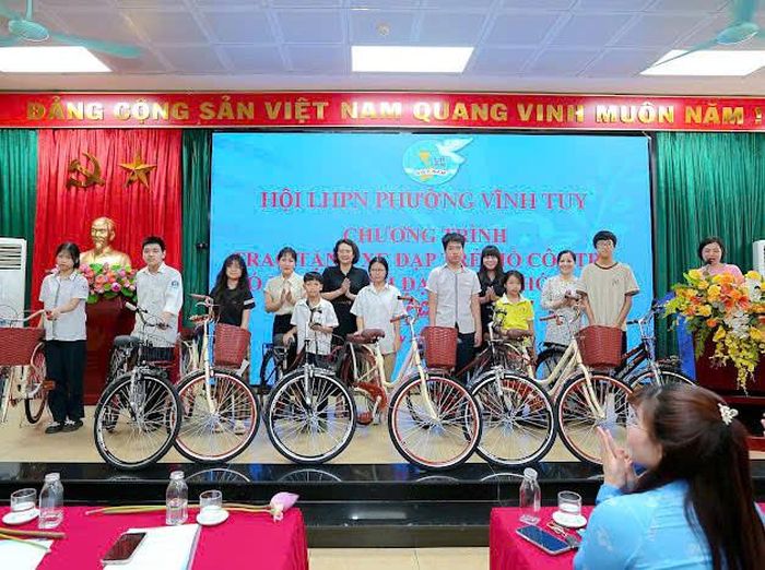 Trao tặng xe đạp cho học sinh có hoàn cảnh khó khăn trong chương trình “Chắp cánh ước mơ”. Ảnh: PV