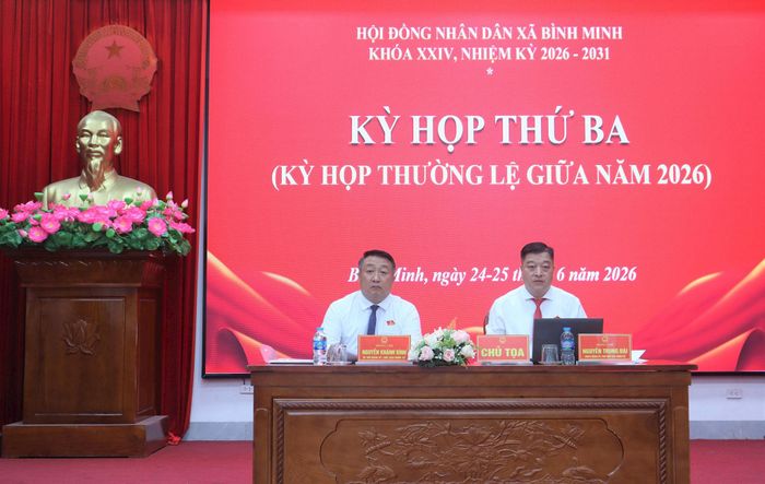 Đồng chí Nguyễn Khánh Bình, Bí thư Đảng ủy, Chủ tịch HĐND xã và đồng chí Nguyễn Trung Đài, Ủy viên Thường vụ, Phó Chủ tịch HĐND xã chủ trì Kỳ họp. Ảnh Đ.Đạt