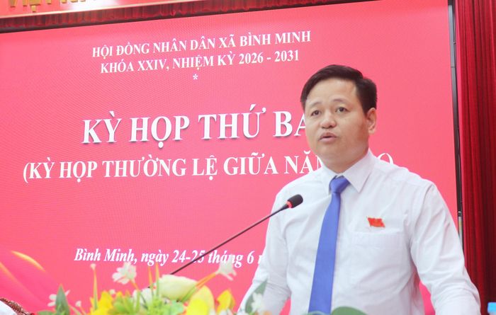 Đồng chí Nguyễn Đăng Việt, Phó Bí thư Đảng ủy, Chủ tịch UBND xã trình bày báo cáo tại hội nghị. Ảnh Đ. Đạt