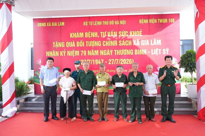 Lãnh đạo xã Gia Lâm và các đơn vị phối hợp trao quà tri ân tới các đối tượng chính sách.