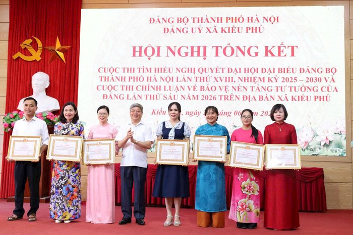 Đồng chí Đào Đức Anh, Phó Bí thư Thường trực Đảng ủy xã Kiều Phú trao giải Nhất, Nhì, cho các cá nhân trong cuộc thi chính luận bảo vệ nền tảng tư tưởng của Đảng. Ảnh: Đức Hùng