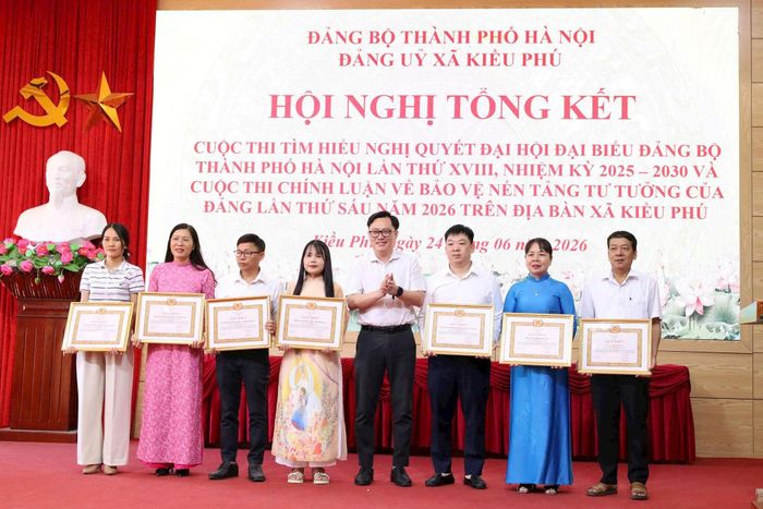 Đồng chí Nguyễn Xuân Tùng, Ban Tuyên giáo và Dân vận Thành ủy Hà Nội, trao giấy khen cho các tập thể có thành tích cao trong cuộc thi tìm hiểu nghị quyết đại hội Đảng bộ Thành Phố. Ảnh: Đức Hùng