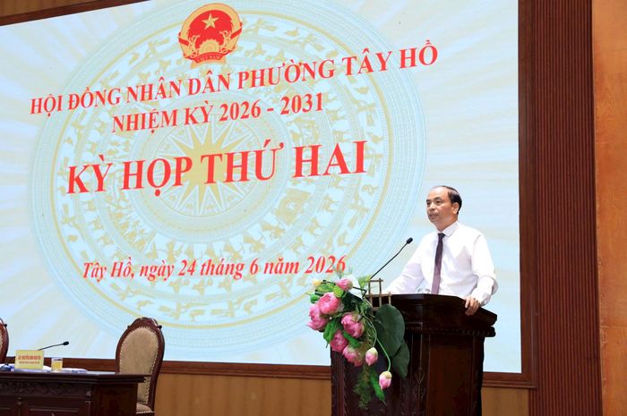 Bí thư Đảng ủy, Chủ tịch HĐND phường Tây Hồ Nguyễn Đình Khuyến phát biểu tại kỳ họp.