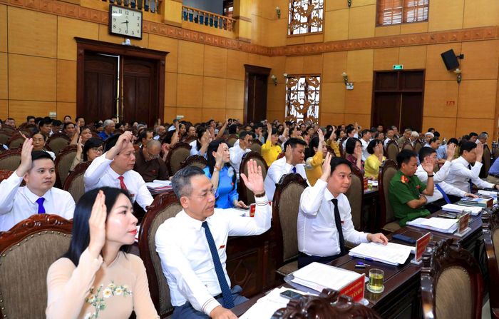 Các đại biểu thông qua nội dung chương trình kỳ họp.