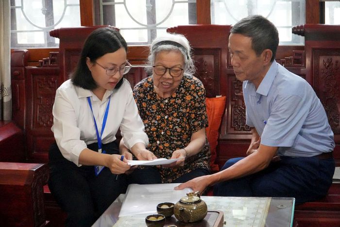 Mô hình "Tổ hỗ trợ Cầu nối hành chính" thể hiện tinh thần trách nhiệm, sự quan tâm của chính quyền phường Định Công đối với người dân trên địa bàn. Ảnh: Huy Hoàng