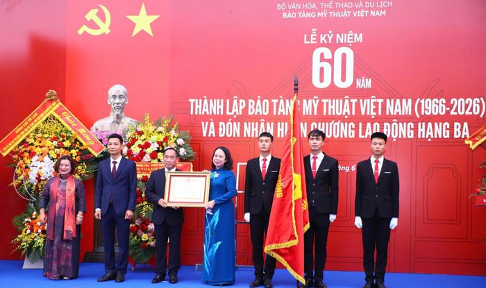Bí thư Trung ương Đảng, Phó Chủ tịch nước, Phó Chủ tịch Thứ nhất Hội đồng Thi đua Khen thưởng Trung ương Võ Thị Ánh Xuân trao Huân chương Lao động hạng Ba cho Bảo tàng Mỹ thuật Việt Nam. Ảnh: Việt Hùng