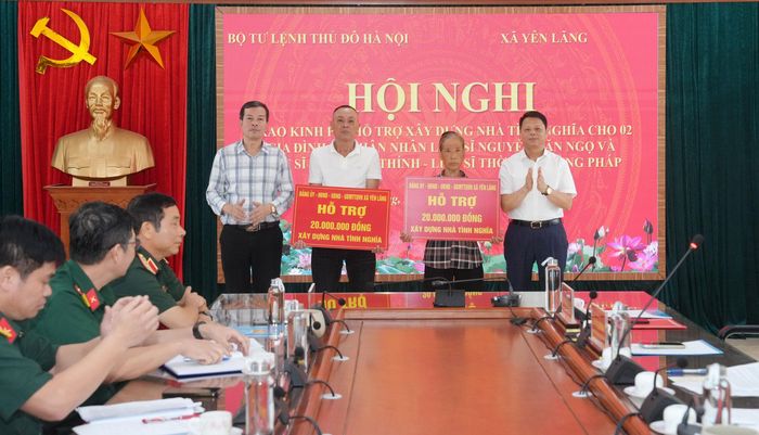 Lãnh đạo xã Yên Lãng trao hỗ trợ kinh phí xây dựng nhà ở cho các hộ gia đình. Ảnh: Phạm Hùng