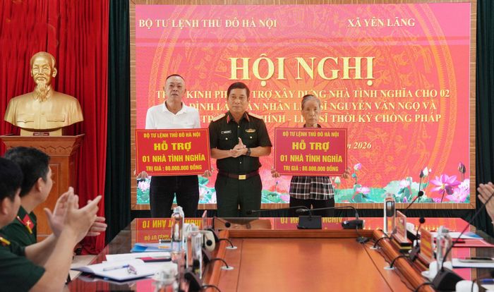 Thiếu tướng Nguyễn Khắc Nhân, Phó Chính ủy Bộ Tư lệnh Thủ đô Hà Nội trao hỗ trợ kinh phí xây dựng nhà ở cho các hộ gia đình. Ảnh: Phạm Hùng