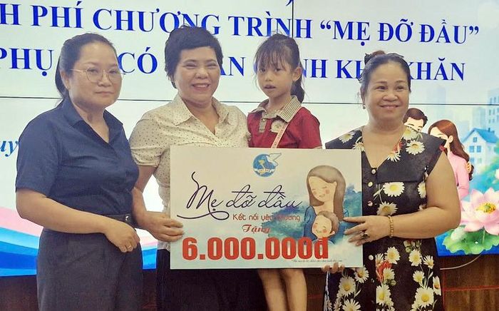 Đại diện các tổ chức, cá nhân trao kinh phí chương trình "Mẹ đỡ đầu" năm 2026. Ảnh: PV