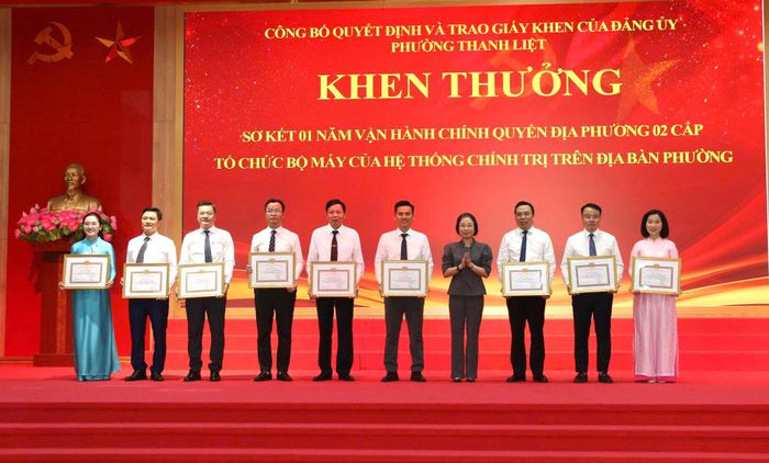 Nhiều tập thể, cá nhân được UBND thành phố Hà Nội, Đảng ủy và UBND phường khen thưởng vì có thành tích xuất sắc trong vận hành mô hình chính quyền địa phương hai cấp. Ảnh: PV