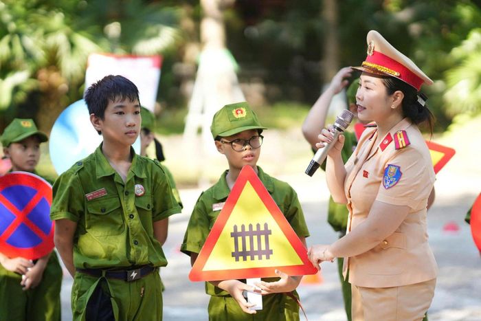 Các em học sinh tìm hiểu về những quy định cơ bản của Luật Trật tự, an toàn giao thông đường bộ. Ảnh: Phạm Công