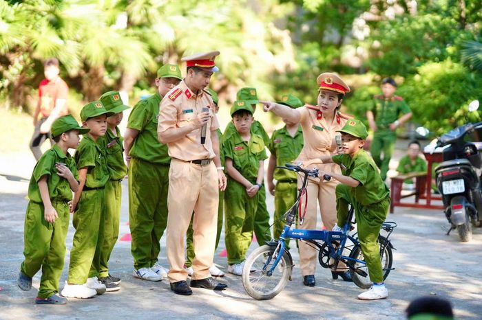 CSGT hướng dẫn kỹ năng điều khiển xe đạp cho các em học sinh. Ảnh: Phạm Công