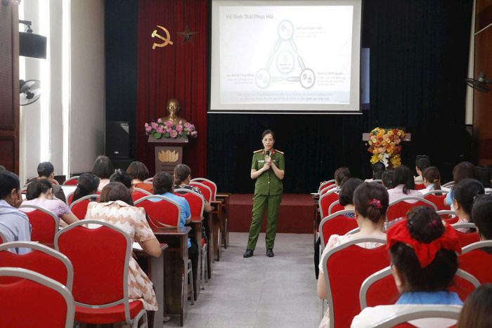 Trung tá Nguyễn Thu Hà, Phó Đội trưởng Đội 2, Phòng Cảnh sát điều tra tội phạm về ma túy, Công an thành phố Hà Nội trao đổi tại chương trình. Ảnh: Hoàng Lan