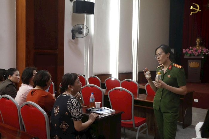 Báo cáo viên trao đổi với các học viên tại buổi tập huấn. Ảnh: Hoàng Lan