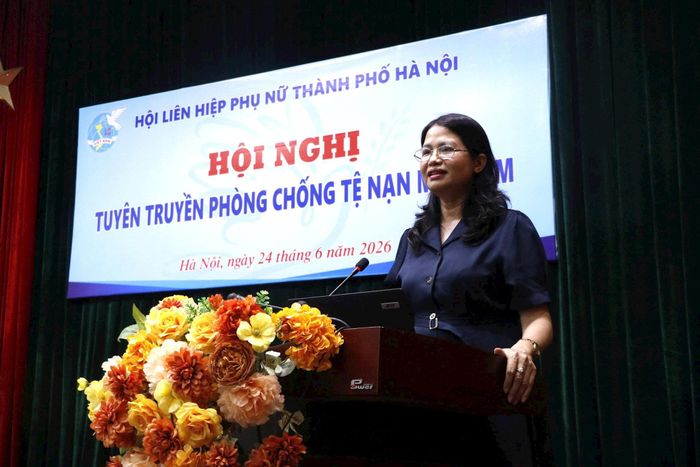 Báo cáo viên Lê Thị Thúy, Phó Chi cục trưởng Chi cục Dân số, trẻ em và phòng chống tệ nạn xã hội Hà Nội thông tin về những diễn biến mới của tệ nạn mại dâm. Ảnh: Hoàng Lan