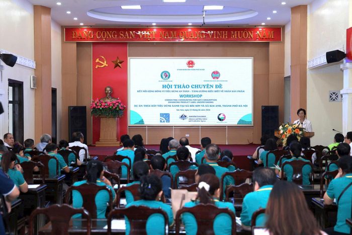 PGS.TS Bùi Thị An, Chủ tịch Hội Nữ trí thức Hà Nội phát biểu tại hội thảo chuyên đề “Kết nối cộng đồng vì tiêu dùng an toàn: Tăng cường hiểu biết về nhãn sản phẩm” ngày 23-6. Ảnh: Hồng Nhung