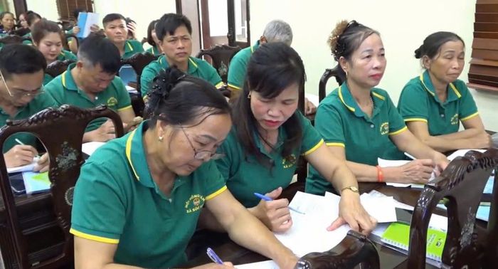 Các hội viên Hội Nông dân, Hội Liên hiệp phụ nữ và các hộ sản xuất tại xã Sóc Sơn và Kim Anh tham gia hội thảo. Ảnh: Hồng Nhung