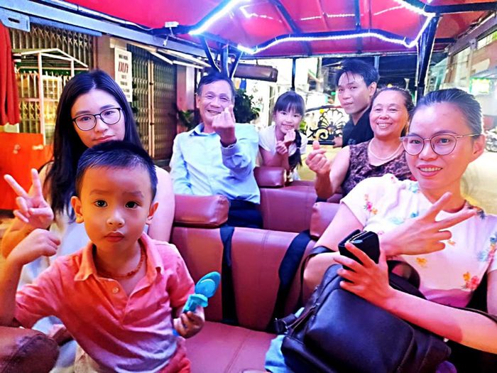 Khoảng thời gian bên ông bà giúp các con cháu thêm gắn bó với gia đình và cội nguồn. Ảnh: Chi Mai