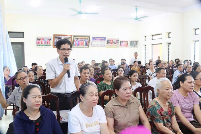 Một hộ dân có ý kiến tại hội nghị. Ảnh: HN