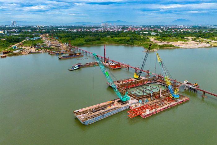 Các nhà thầu tăng tốc thi công cầu Thượng Cát. Ảnh: Văn Đoan