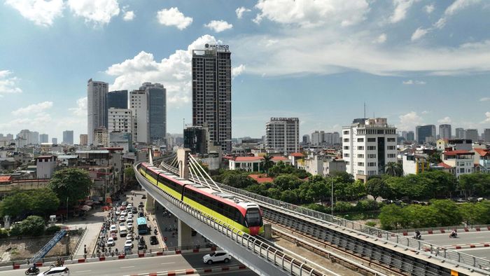 Khả năng kết nối giữa đường sắt đô thị với các loại hình vận tải khác và các dịch vụ gia tăng tại nhà ga đang từng bước được hoàn thiện. Ảnh: Phạm Công