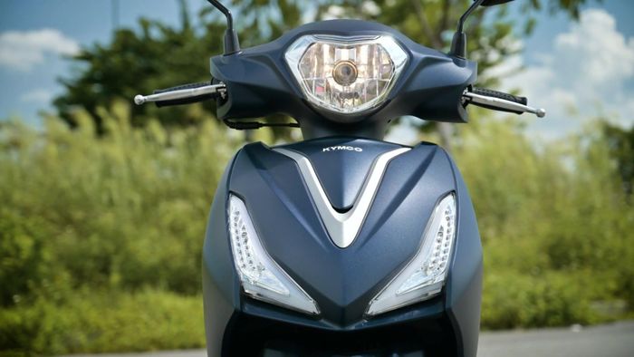 Điểm gây ấn tượng đầu tiên trên Kymco Hermosa 50cc chính là ngoại hình khá bề thế so với mặt bằng chung