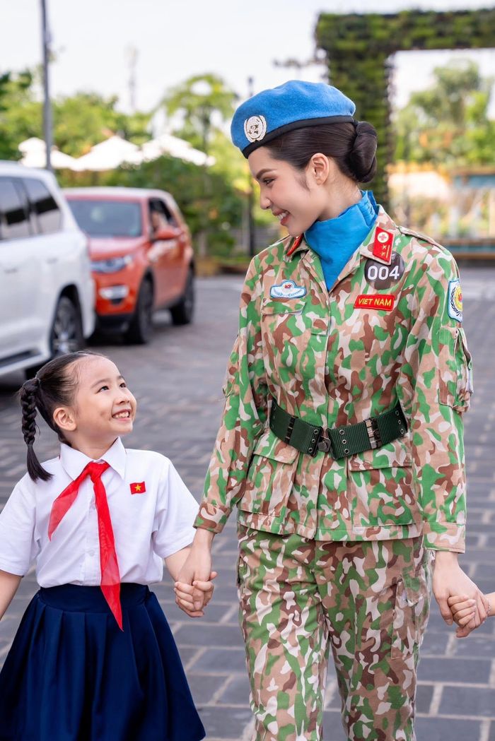 Ở phần giao lưu cùng ban giám khảo, nói về cách lan tỏa tình yêu nước đến thế hệ trẻ, Phan Cẩm Nhi chia sẻ niềm tự hào khi được khoác lên mình màu áo lính và dùng tiếng hát để phục vụ nhân dân, chiến sĩ.