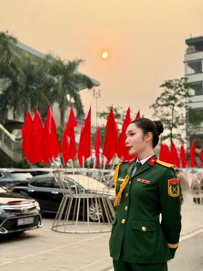 Sau khi tốt nghiệp, Cẩm Nhi công tác tại Nhà hát Ca múa nhạc Quân đội với vai trò ca sĩ. Cô tham gia nhiều chương trình nghệ thuật cấp quốc gia cũng như các sự kiện chính trị, văn hóa quan trọng của Nhà nước và Quân đội.