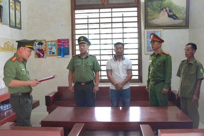 Cơ quan An ninh điều tra đọc lệnh và tiến hành khám xét nơi làm việc, chỗ ở của Lưu Văn Phong.